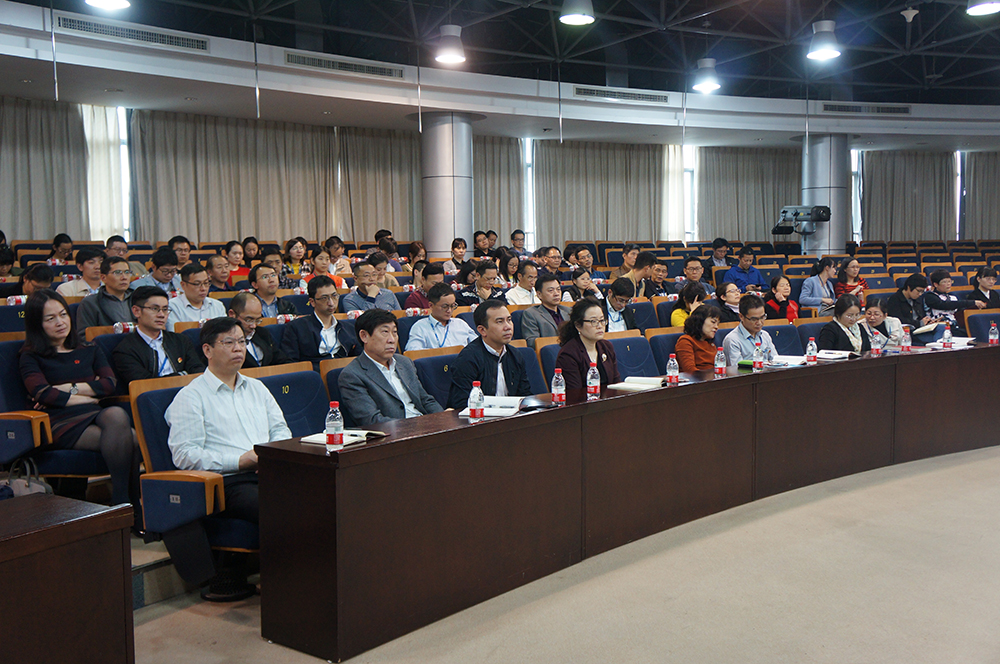 國藥致君黨政班子成員、紀委委員，全體總監級以上管理人員，各黨總支、支部委員，工會委員、團委委員以及部分黨員代表共一百余人參加了學習。.JPG